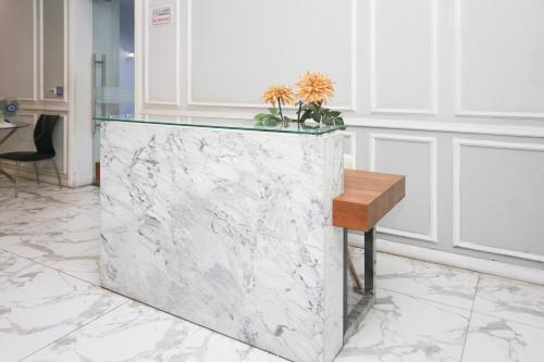 a marble counter in a room with a table at Hotel Metropolitan Park 6 Hour Stay in Bekasi