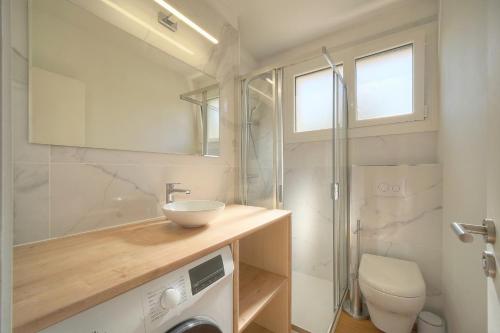 une salle de bain avec un lavabo, des toilettes et une douche dans l'établissement studio lumineux refait en 2025 a neuf A0B206, à Cannes