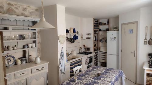 une cuisine avec un évier et un réfrigérateur dans l'établissement Le gîte du moulin, à Thézan-des-Corbières