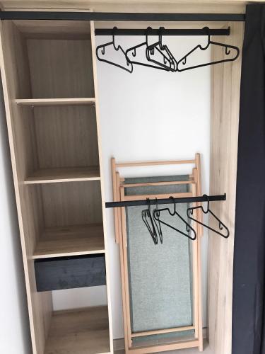 une étagère avec une paire de chaussures dans l'établissement La Paillissade, à Cagnes-sur-Mer