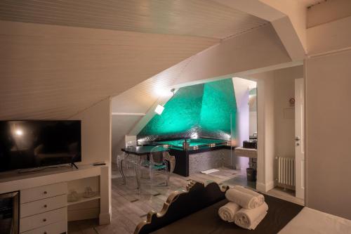Télévision ou salle de divertissement dans l'établissement SuiteFrattini Private Spa