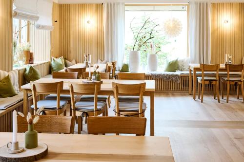 Restaurace v ubytování Schwarzes Kreuz Gasthaus Pension