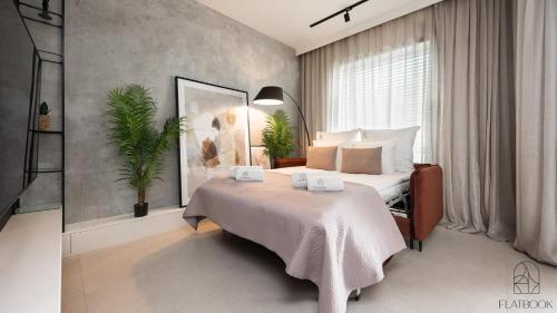 une chambre avec un lit et une grande fenêtre dans l'établissement Flatbook - Studio Yacht Park Gdynia, à Gdynia