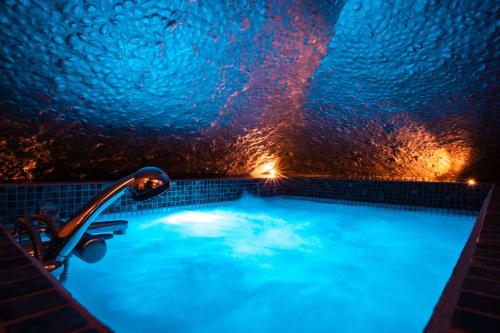 d'une baignoire éclairée dans une chambre sombre. dans l'établissement SuiteFrattini Private Spa, à Rome