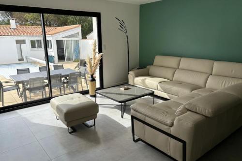 un salon avec un canapé et une table dans l'établissement Renovated Villa 2-Min Walk to the Beach, au Bois-Plage-en-Ré