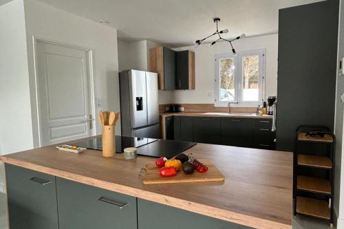une cuisine avec un comptoir avec des fruits sur une planche de découpe dans l'établissement Renovated Villa 2-Min Walk to the Beach, au Bois-Plage-en-Ré