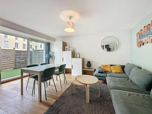un salon avec un canapé et une table dans l'établissement Maison « Maracha » centre ville 150m de la plage, à Wimereux