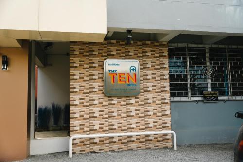 a sign that says the ten on a brick wall at The Ten Hotel Thippanate in Chiang Mai