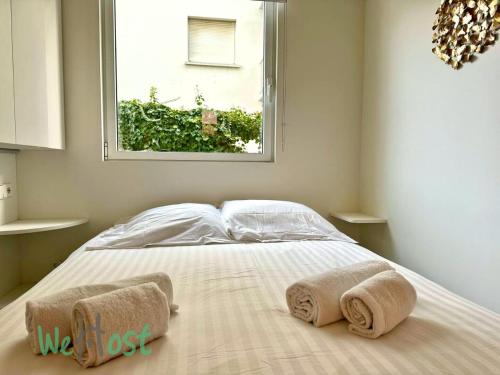 une chambre avec un lit avec des serviettes dessus dans l'établissement Vieux-Port - LB - PB - Vieux Beautiful apartment beach 4 people, à Biarritz