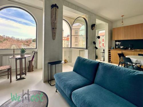 un salon avec un canapé bleu et une cuisine dans l'établissement Vieux-Port - LB - PB - Vieux Beautiful apartment beach 4 people, à Biarritz