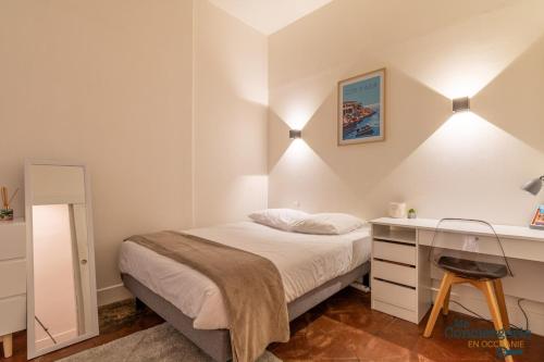 - une chambre avec un lit, un bureau et des lumières dans l'établissement Leon - Capitole - Hypercentre Ville - Métro, à Toulouse