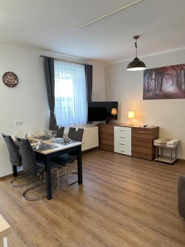 una sala da pranzo con un tavolo e sedie in una stanza di Helenes Ferienwohnung a Andernach