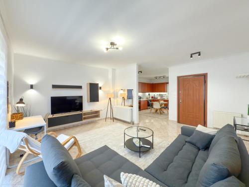 Urban Gateway Athens Family and Business Apartment with Parking