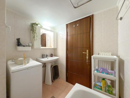 Urban Gateway Athens Family and Business Apartment with Parking