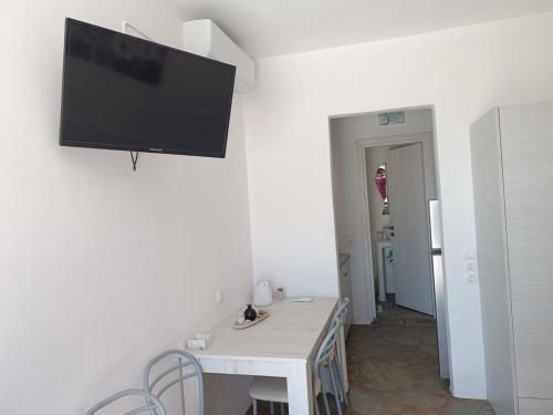 Simousi Studio 1 sea view on the beachにあるテレビまたはエンターテインメントセンター
