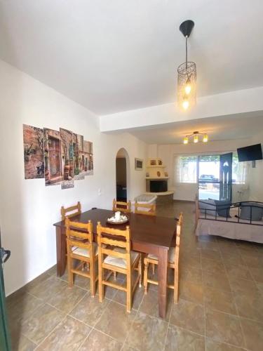 a dining room and living room with a table and chairs at Simousi Beach House in Kithnos