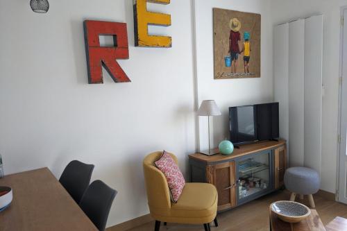 Photo de la galerie de l'établissement Cozy Renovated House with South-Facing Patio and Parking, à La Flotte