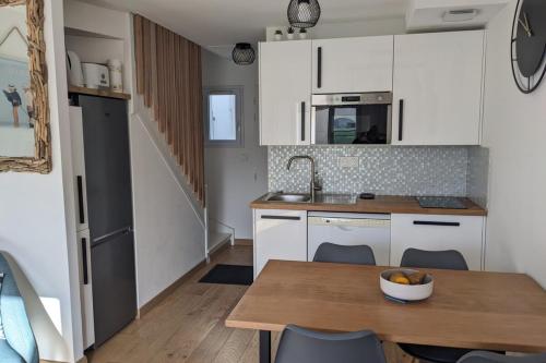 Photo de la galerie de l'établissement Cozy Renovated House with South-Facing Patio and Parking, à La Flotte