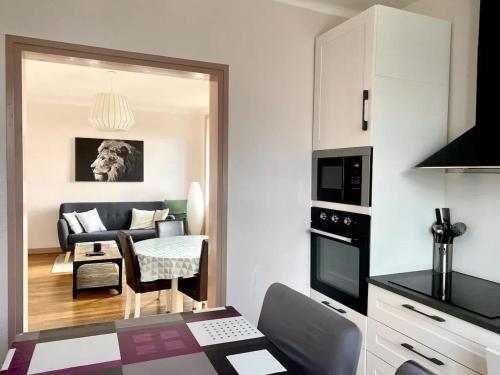 un petit salon avec un canapé et une table dans l'établissement Maison de charme à Québriac avec jardin clôturé, à Québriac