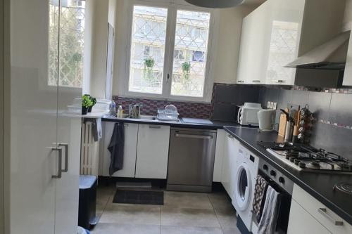 Il comprend une cuisine équipée d'un lave-linge et d'un sèche-linge. dans l'établissement Bright apartment with nice view, à Boulogne-Billancourt