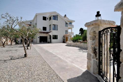 Family friendly house with a swimming pool Plano, Trogir - 23902