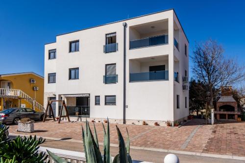 Apartments with a parking space Vir - 24111