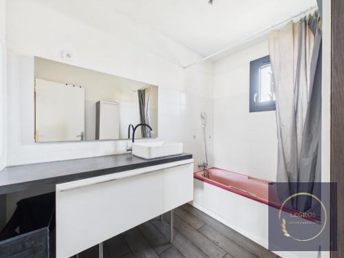 une salle de bain avec un lavabo et un miroir dans l'établissement Maison des Cigales 8 personnes avec piscine, à Barbentane
