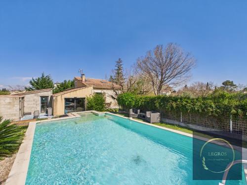 une piscine dans l'arrière-cour d'une maison dans l'établissement Maison des Cigales 8 personnes avec piscine, à Barbentane