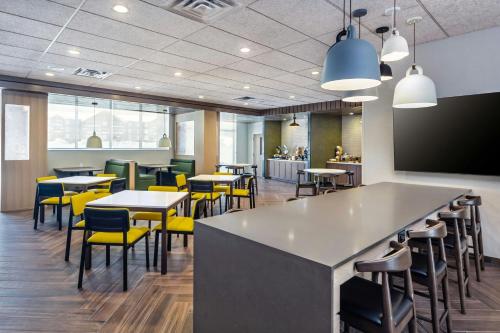 Un restaurante con mesas y sillas y un televisor. en Fairfield by Marriott Inn & Suites Gravenhurst Muskoka, en Gravenhurst