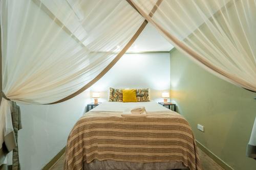 Ein Bett oder Betten in einem Zimmer der Unterkunft Nguni Lodge