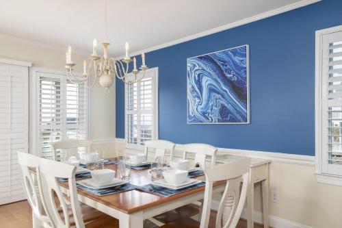 una sala da pranzo con pareti blu e tavolo e sedie in legno di Azure home a Emerald Isle