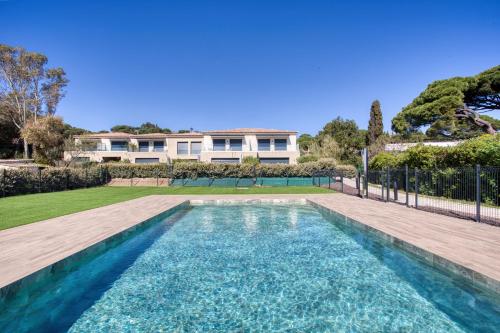 une piscine dans l'arrière-cour d'une maison dans l'établissement 3 chambres, Vue mer, Piscine, parking, à Sainte-Maxime