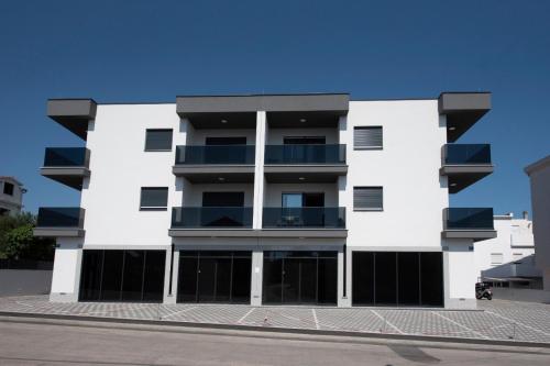 Apartments with a parking space Trogir - 24060