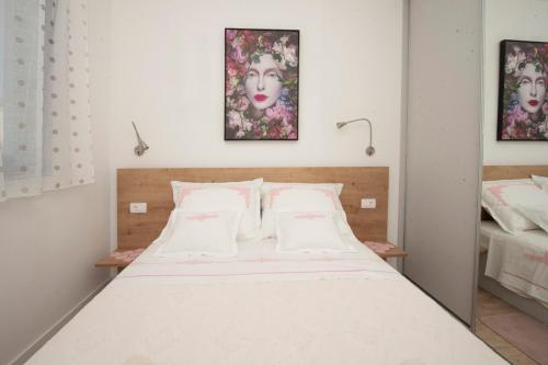 Apartments with parking space Trogir - 24060