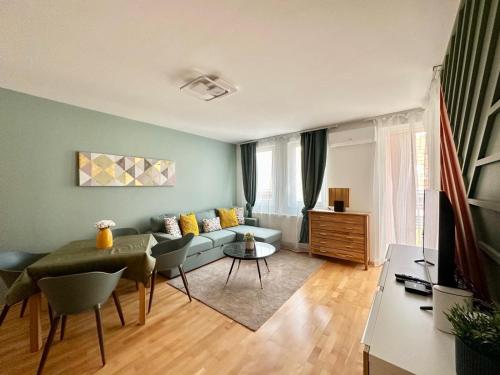 Akác Apartment w Terrace I FreeParking