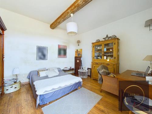 Photo de la galerie de l'établissement Mas de Fontanel 12 personnes and pool, à Châteaurenard