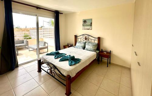 - une chambre avec un lit doté d'un oriel bleu dans l'établissement Nissi Beach Escape - 5 Min Walk to Paradise, à Ayia Napa