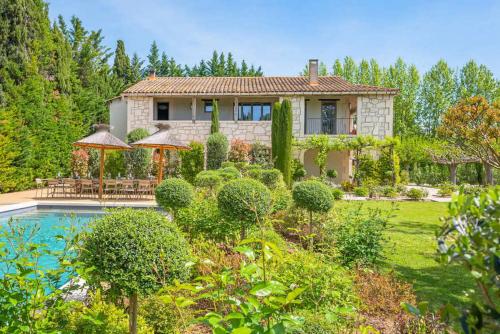 une maison avec un jardin et une piscine dans l'établissement La Bastide des Jardins, à Saint-Rémy-de-Provence