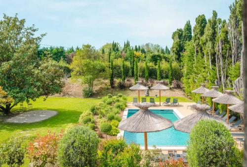 une vue aérienne d'un complexe hôtelier avec piscine et parasols dans l'établissement La Bastide des Jardins, à Saint-Rémy-de-Provence