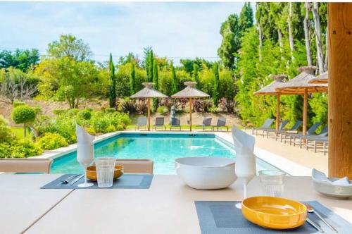 Cette villa dispose d'une piscine et d'une table à manger. dans l'établissement La Bastide des Jardins, à Saint-Rémy-de-Provence