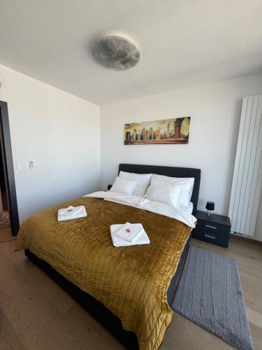 Un dormitorio con una cama con dos toallas encima. en Eurovea tower 31 Floor Sky apartment, en Ovsište