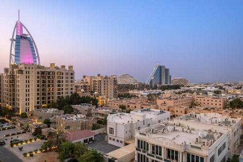 Premium 1BR with Iconic Skyline Views with Balcony & Pool