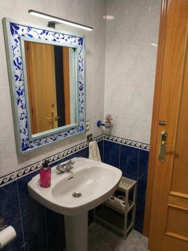 ビヌエサにあるCasa Romarの洗面台と鏡のあるバスルーム