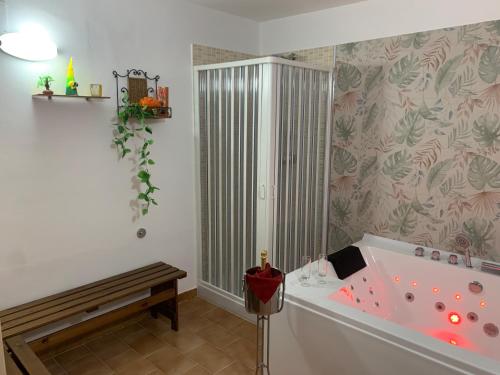 ein Badezimmer mit einer Badewanne mit Sitzbank in der Unterkunft Hotel Aurora in Vieste