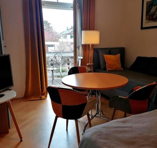 a living room with a table and chairs and a couch at NICHTRAUCHER Villa Taxus in Dresden
