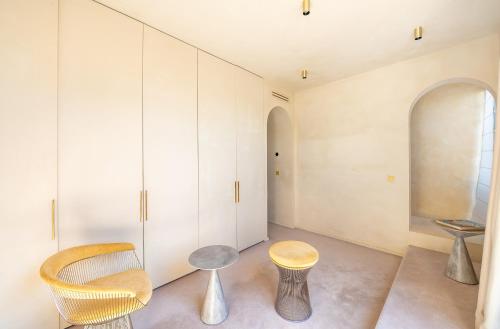 une chambre avec deux chaises et une table dans l'établissement Lease Mobility l Champs-Elysée & Eiffel View l Triplex 2BR & Rooftop, à Paris