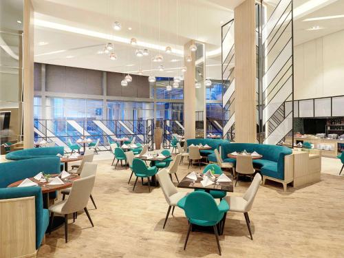Ruang duduk di Novotel Samator Surabaya Timur