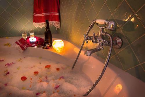 a bathroom with a bath tub filled with blood at Casa Rural Jaraiz Vip in Laroya