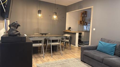 una cucina e un soggiorno con tavolo e sedie di Ocean Center Apartments a Cascais