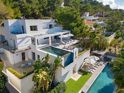 Modern Villa with Seaviews Sleeps 14